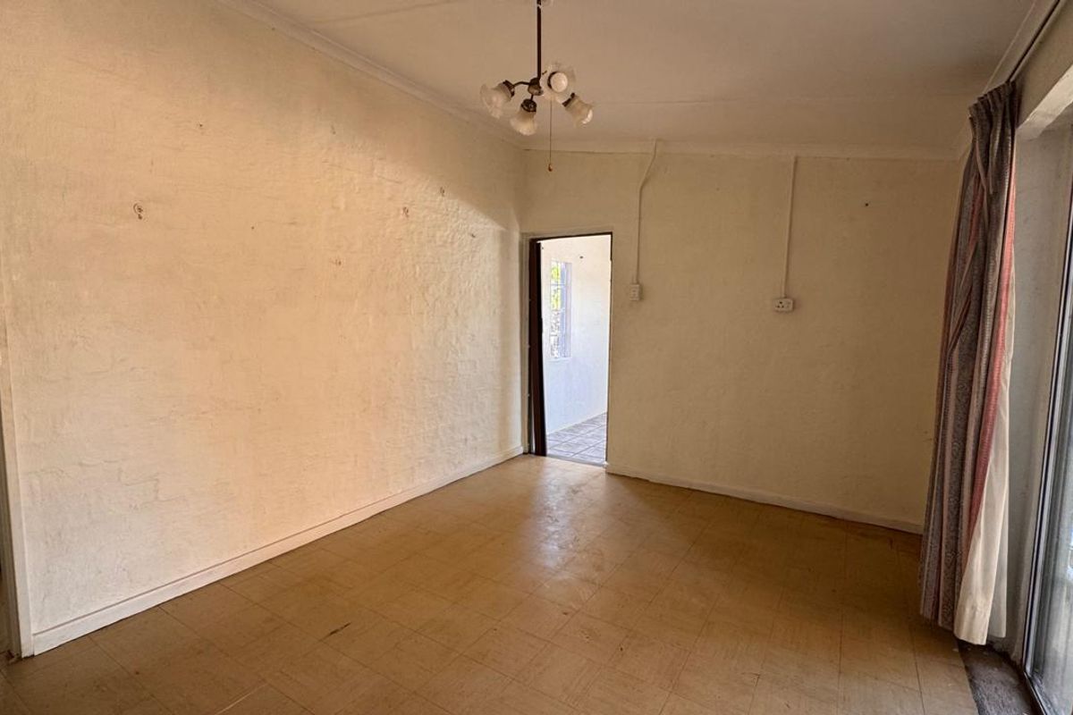 Charming 3-Bedroom Home with Expansive Outdoor Space in Beaconsfield - Photo 5