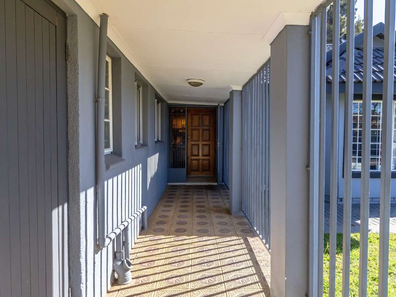 Gorgeous 5 Bedroom home - Photo 1