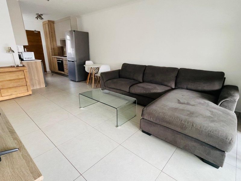 Gorgeous top floor Apartment with enclosed patio - Photo 2