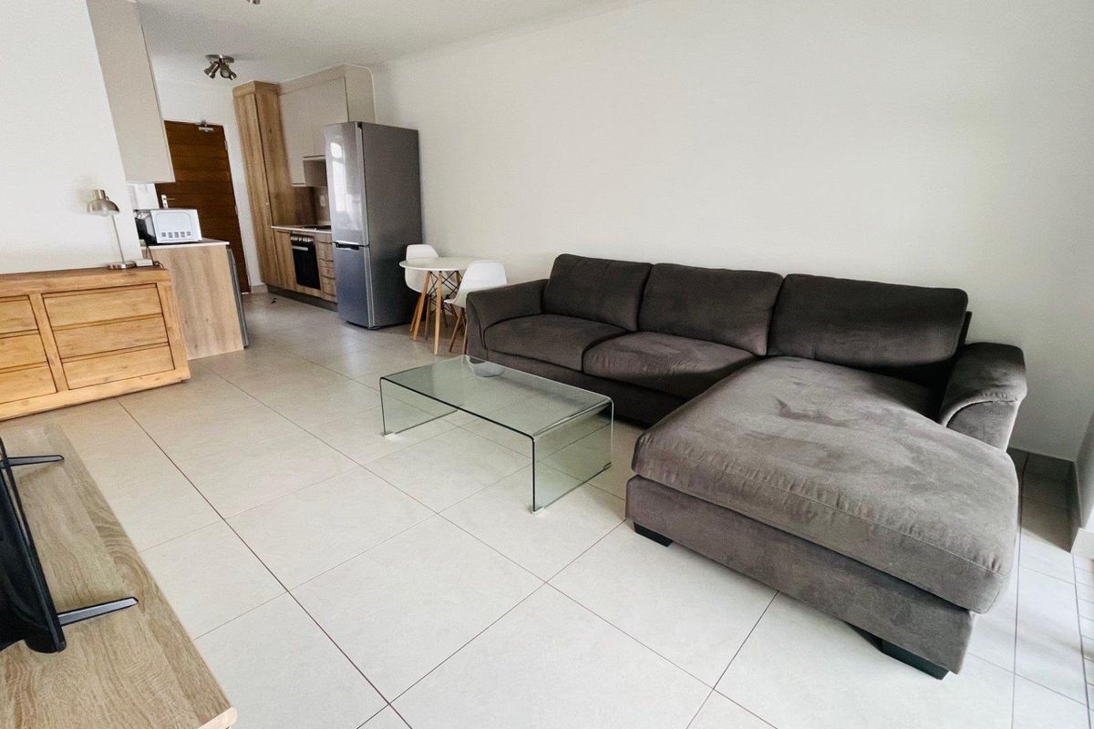 Gorgeous top floor Apartment with enclosed patio - Photo 2