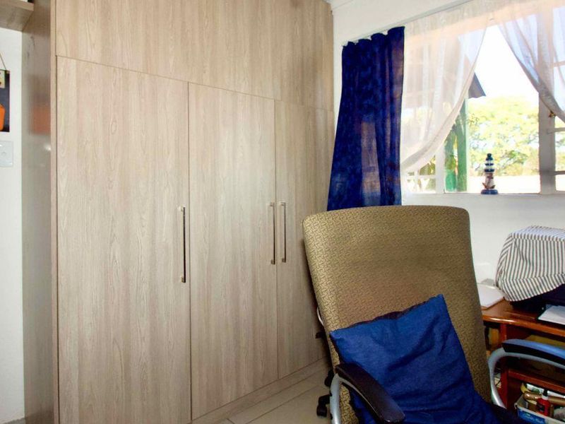 Pet Friendly First Floor Corner Unit. - Photo 5