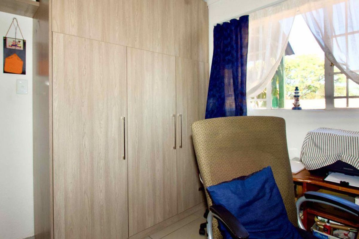 Pet Friendly First Floor Corner Unit. - Photo 5