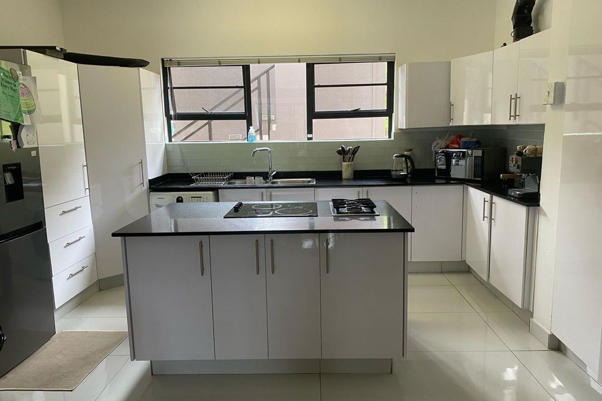 Excuiste Apartment For Sale in Palm Lakes Estate - Photo 2