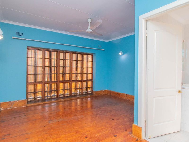 5 Bedroom family home in  the enclosed area of Westdene - Photo 4