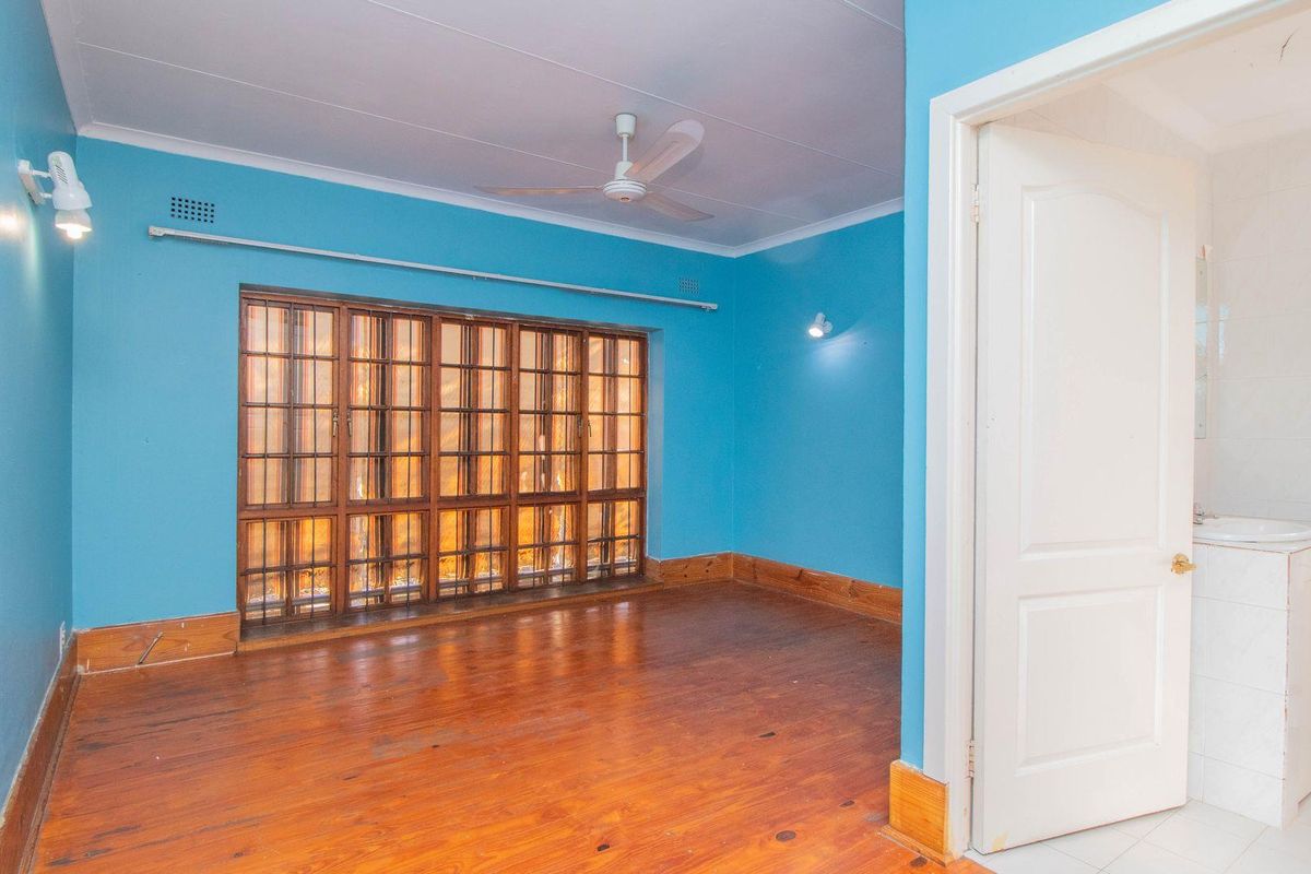 5 Bedroom family home in  the enclosed area of Westdene - Photo 4