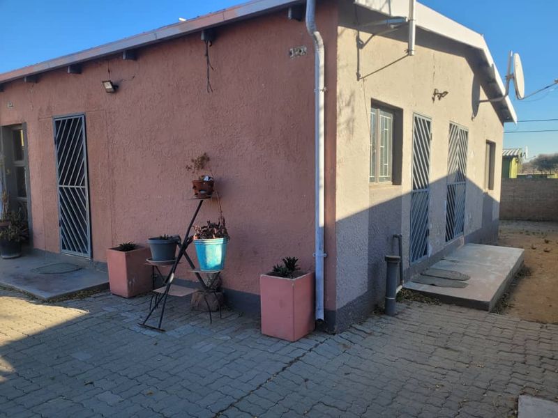 House for Sale-Okahandja - Photo 2