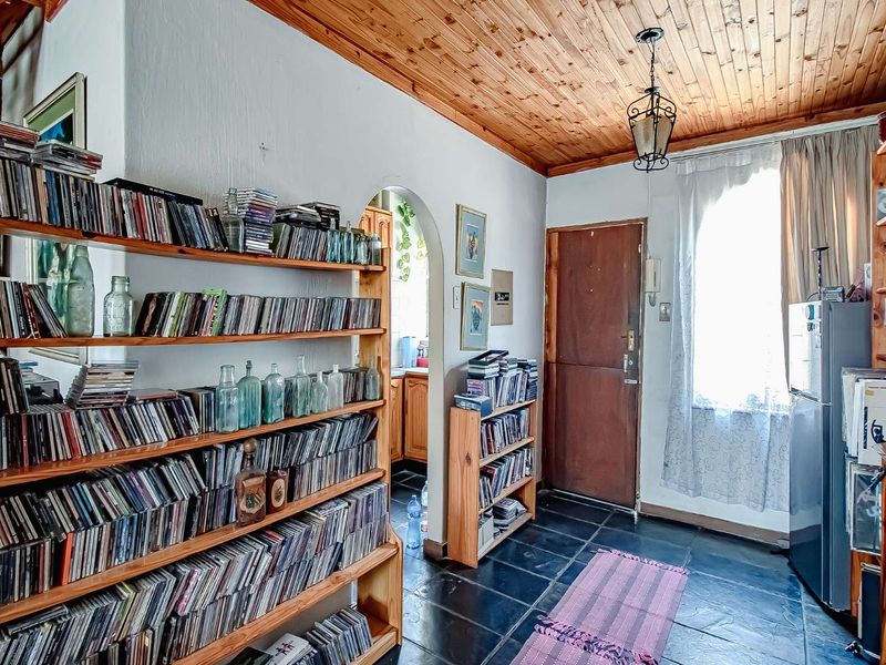 Attractive townhouse with potential. - Photo 8