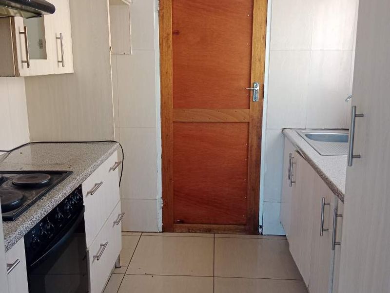Two Bedroom 1 Bathroom Simplex To Let - Photo 4