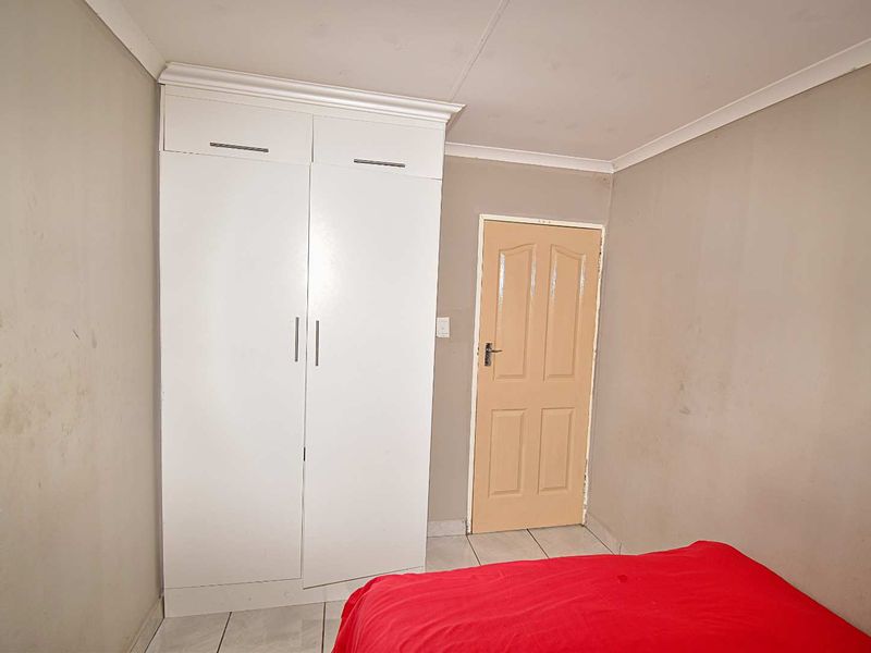 3 Bedroom, 2 Bathroom Home - Photo 8