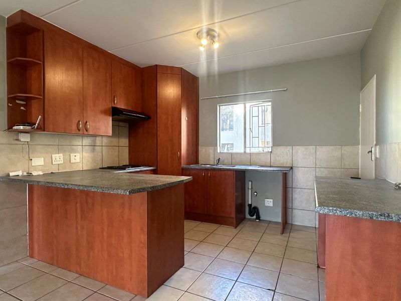 Experience contemporary living at its best in this stylish apartment, ideally situated near Fourways and Northgate Mall. - Photo 3