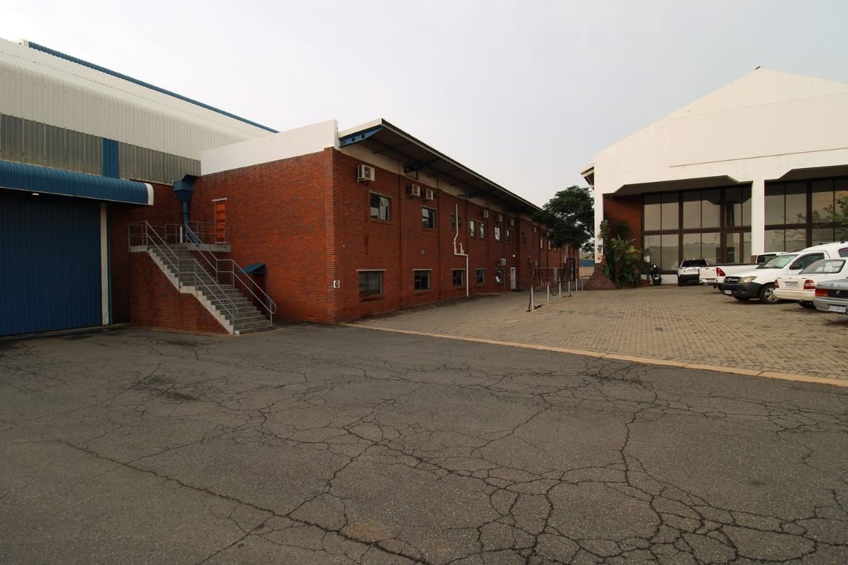 11 100m2 Comet Warehouse and Yard To Let - Photo 3