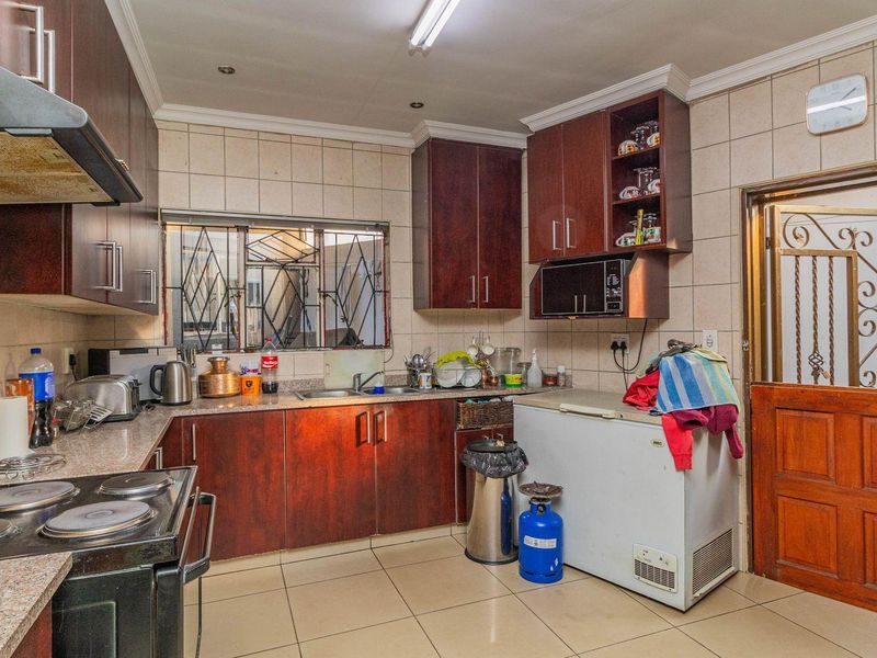 3 Bedroom Gem with Versatile Flatlet! - Photo 7