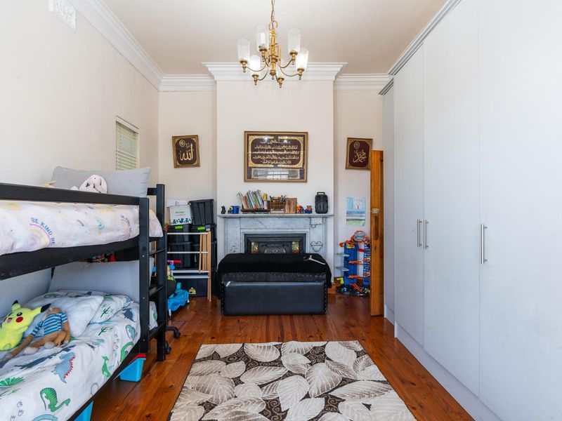 Exclusive Living: 4 Bedroom House + Double-Storey Cottage + 2nd cottage |Breath taking sea views - Photo 7