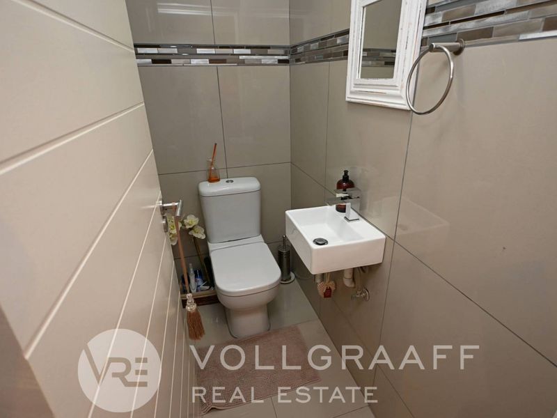 Exquisite 3 bedroom home - Photo 7