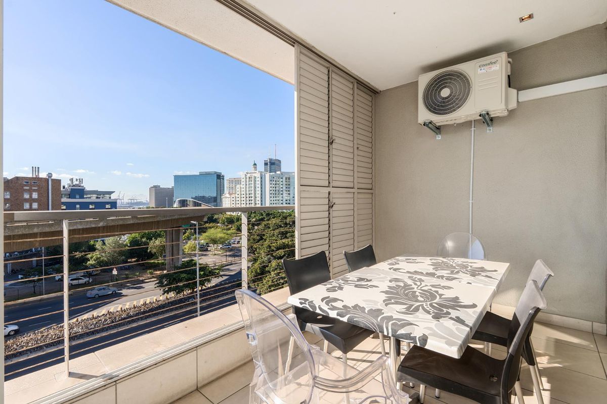 Scarce 3 Bedroom Apartment in the heart of De Waterkant - Photo 3