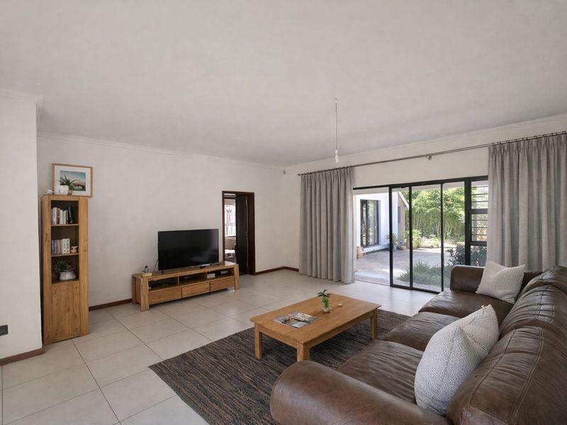 Versatile 7-Bedroom Property with 3 Living Areas, 2 Flats, Rondavel and Borehole - Photo 10