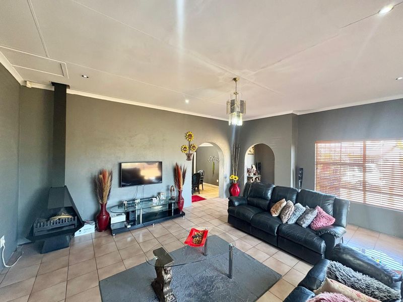 Stunning suburban home with 2 flatlets - Photo 7