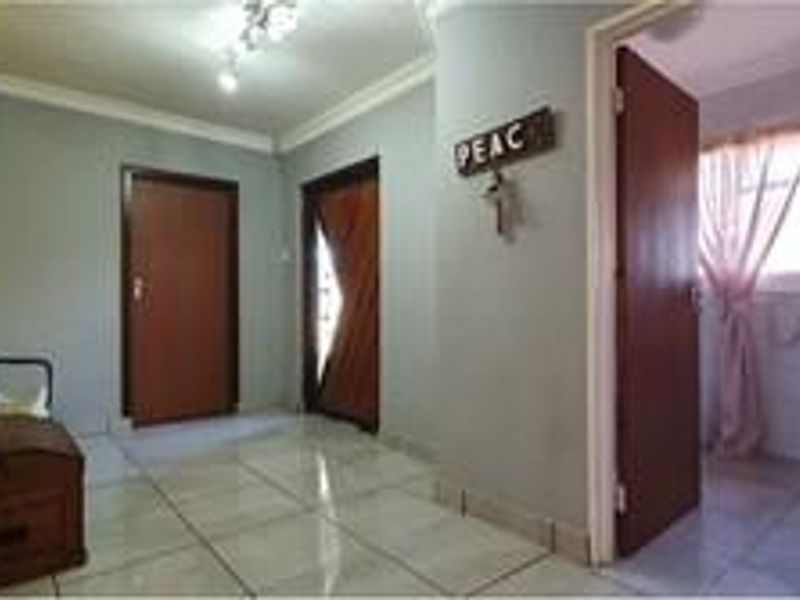 Charming and Well-Maintained 5 Bedroom Family Home with a Tranquil Garden - Photo 2