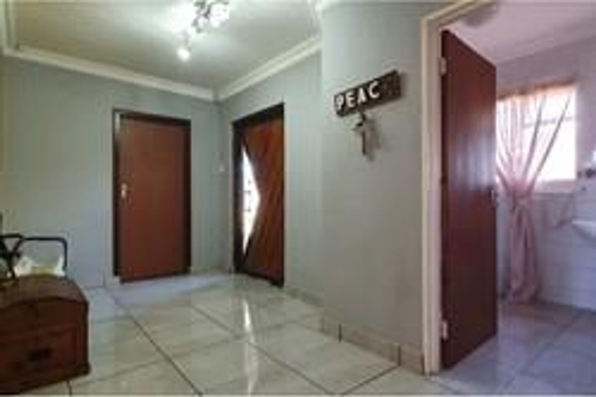 Charming and Well-Maintained 5 Bedroom Family Home with a Tranquil Garden - Photo 2