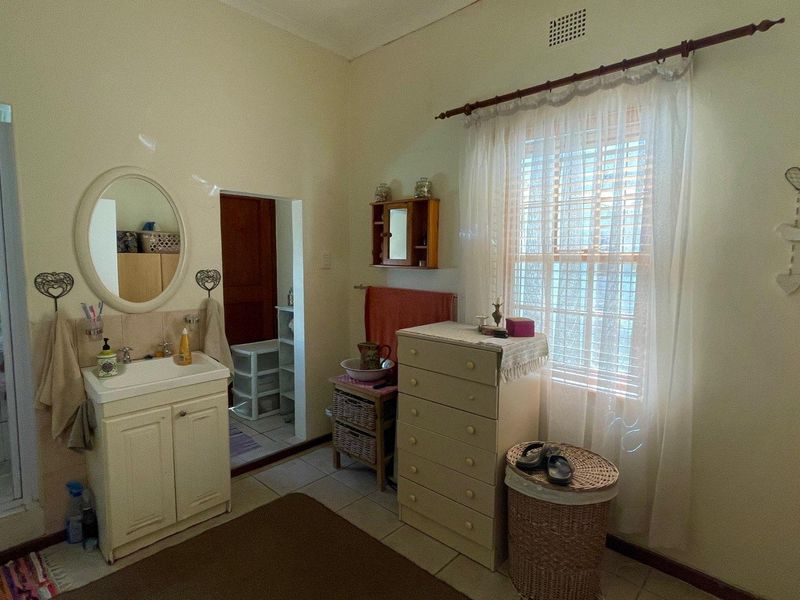 5 Bedroom 3 bathroom House in Durbanville Hills - Photo 8
