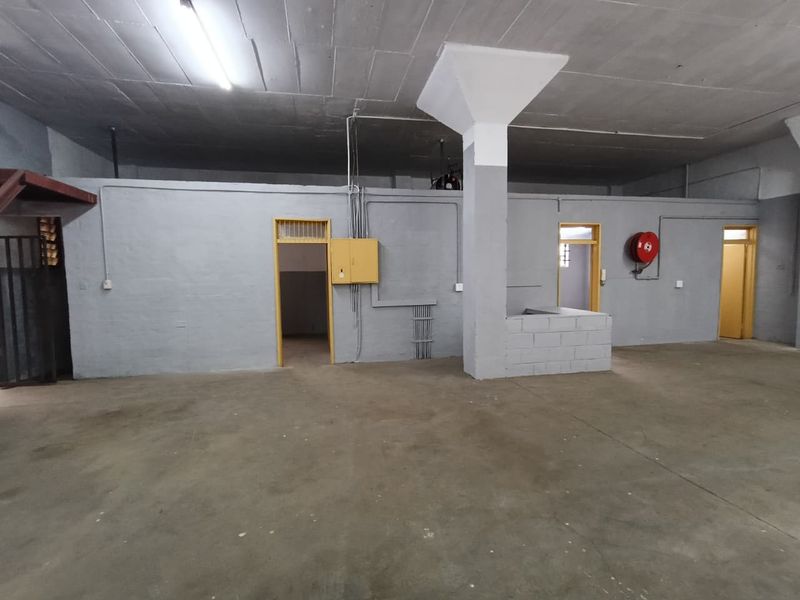 NEWLY REFURBISHED INDUSTRIAL UNIT WITH SMALL YARD TO LET – 399m2 - Photo 3