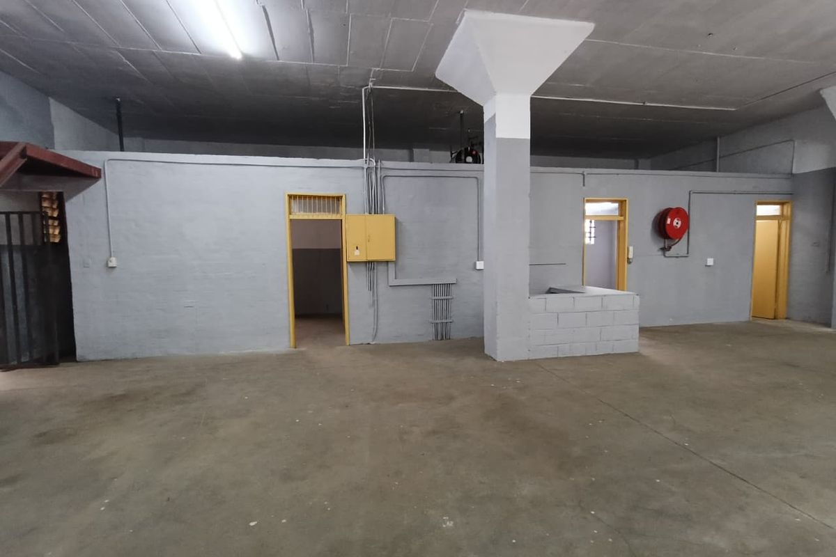 NEWLY REFURBISHED INDUSTRIAL UNIT WITH SMALL YARD TO LET – 399m2 - Photo 3