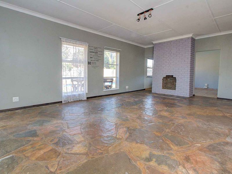 Spacious Family Oasis with Renovated Pool & Solar Power! - Photo 10