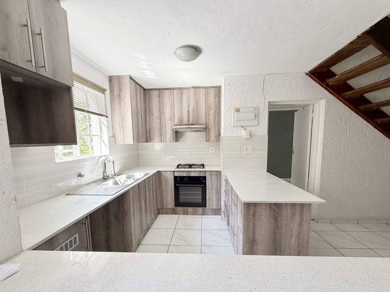 2 Bedroom Townhouse in Bassonia - Photo 4