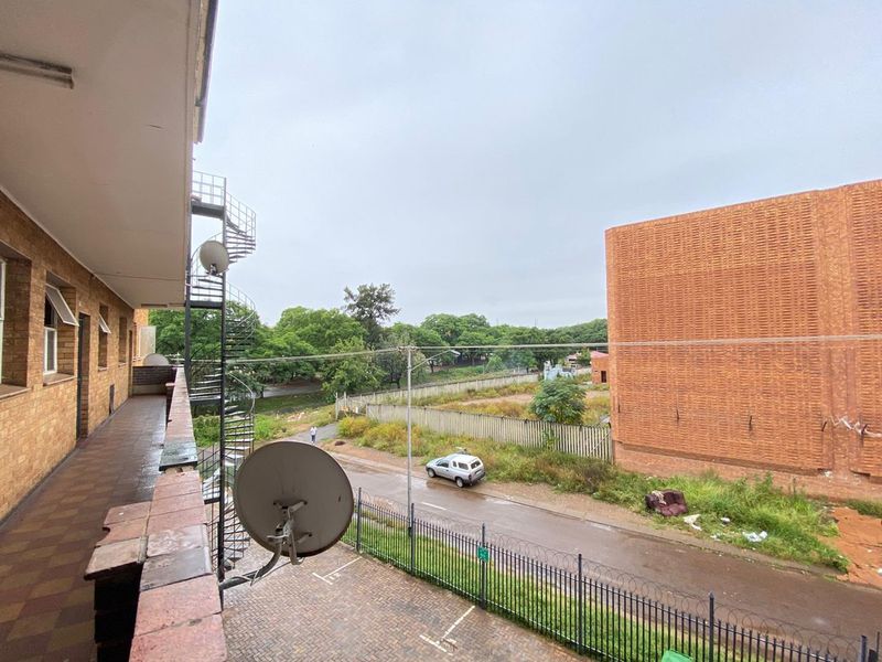 **Neat 3 Bedroom Apartment for Rent** - Photo 2