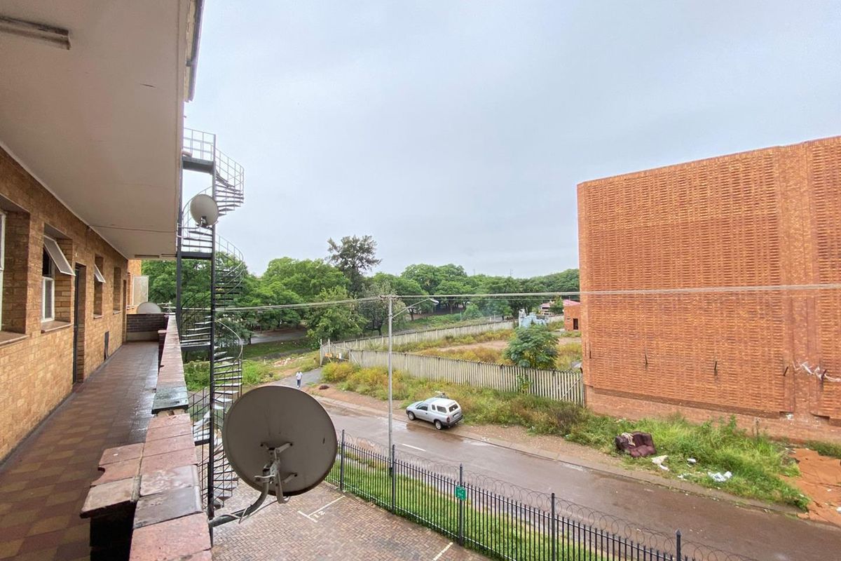 **Neat 3 Bedroom Apartment for Rent** - Photo 2