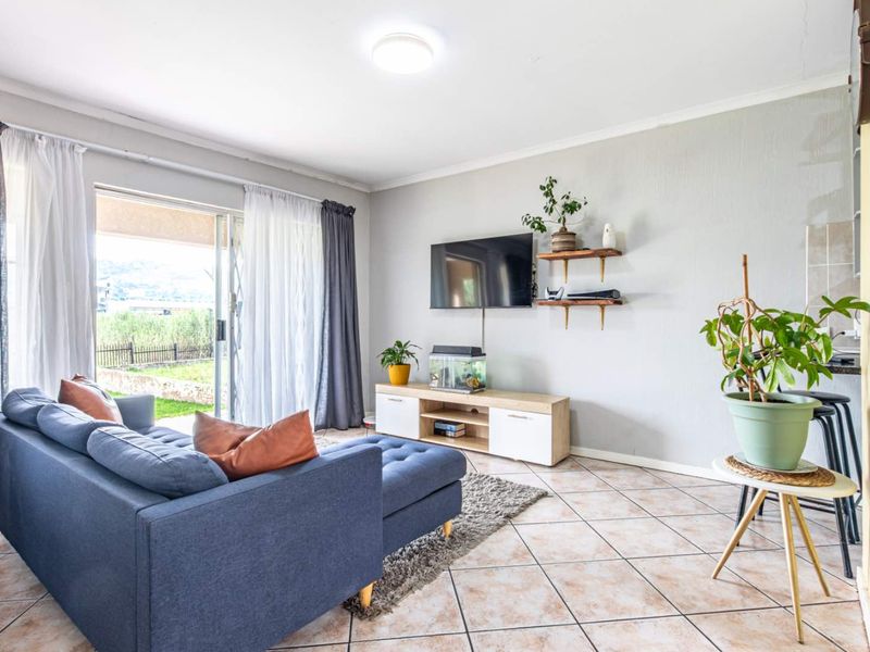 Charming Simplex Living with Endless Potential, perfect for young professionals SORRY NO PETS ALLOWED - Photo 7