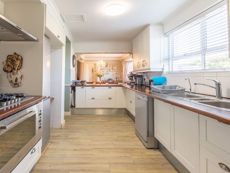 Elegant Estate Living just 400 Metres from the Beach - Photo 10