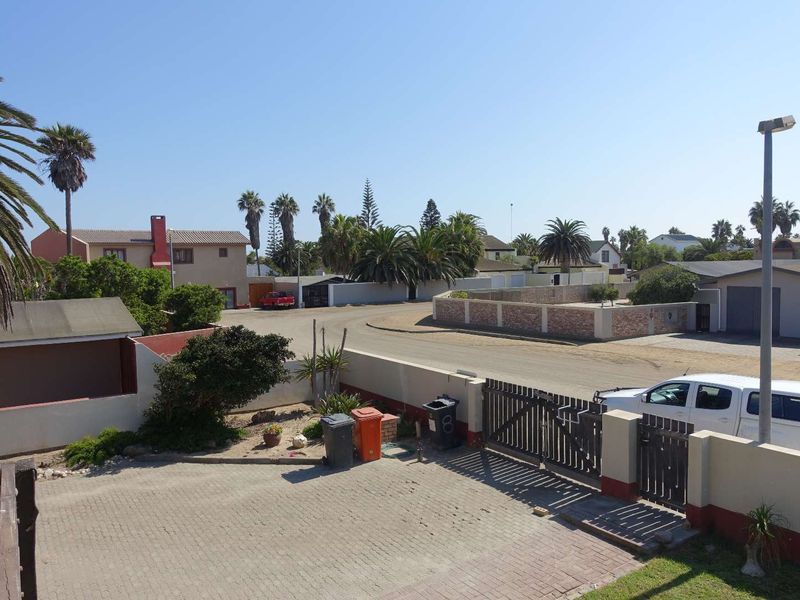 GERMAN STYLE HOUSE WITH FLAT & 4 GARAGES IN TOP LOCATION - Photo 6