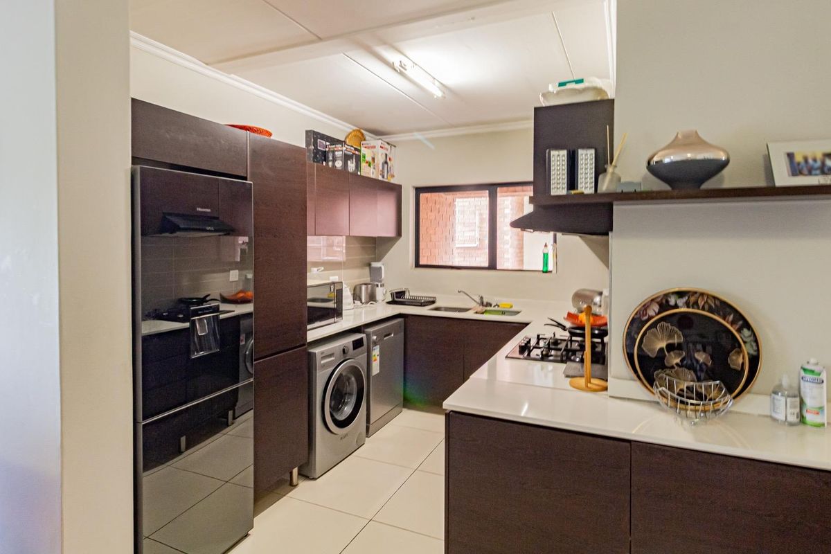 Spacious 3Bed, 2Bath for sale in Kylami - Photo 4