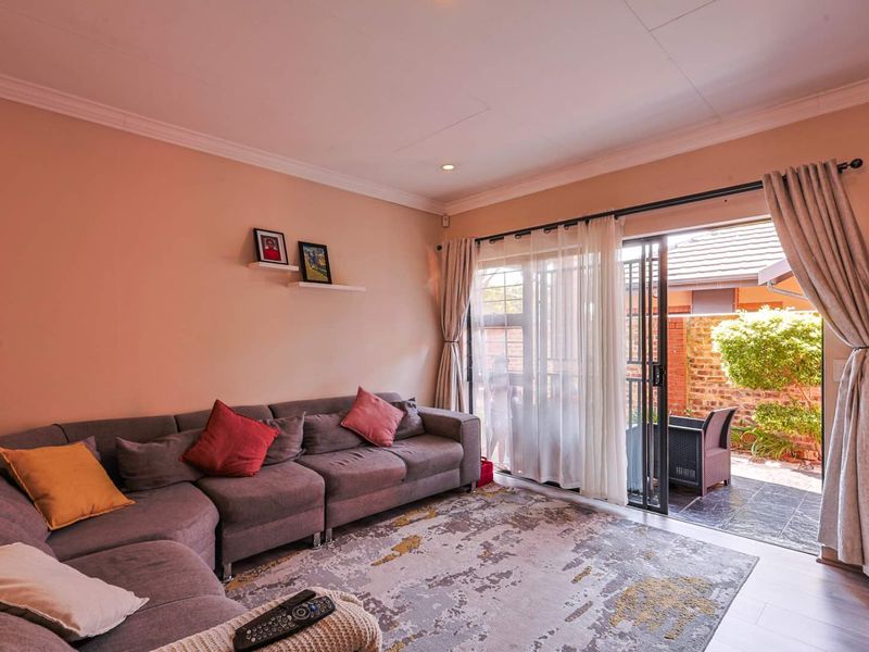 Equestria Elegance: Spacious 3-Bedroom Townhouse Available - Photo 5