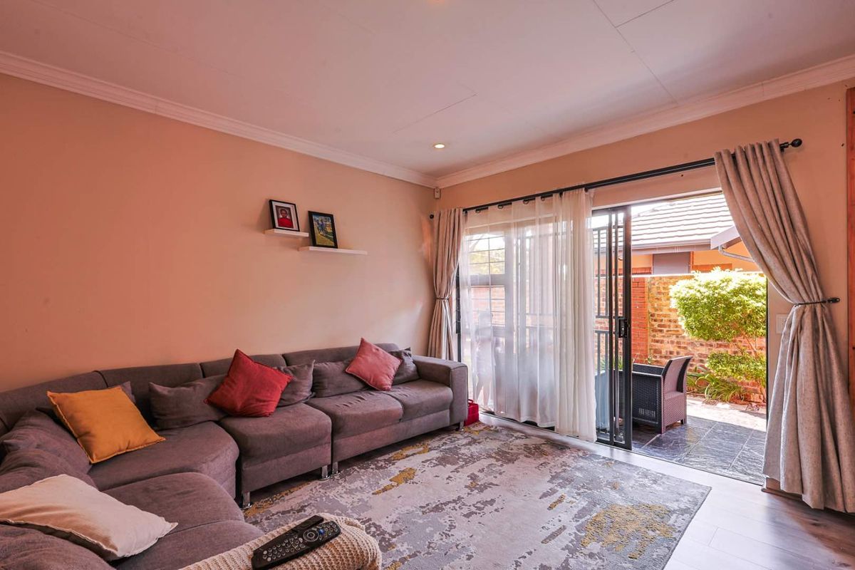 Equestria Elegance: Spacious 3-Bedroom Townhouse Available - Photo 5