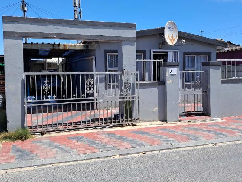 Charming One-Bedroom Home with Additional Outside Room - Photo 3