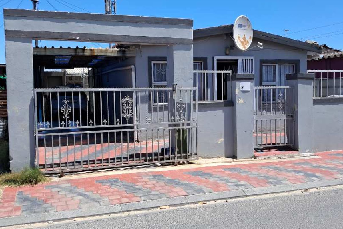 Charming One-Bedroom Home with Additional Outside Room - Photo 3