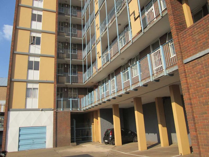 BEAUTIFUL AND NEAT [2] TWO BEDROOMS APARTMENT FOR SALE IN SUNNYSIDE [ JAN FE CELLIERS FLATS ] - Photo 3