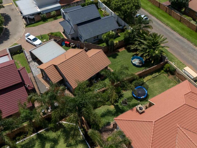 Neat house in a great area available for a steal ! - Photo 6