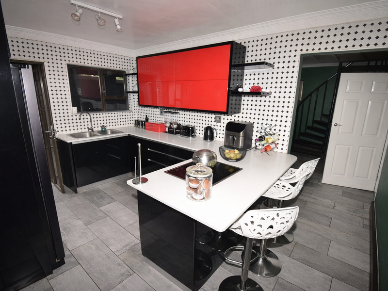 Spacious Modern Home - Photo 10