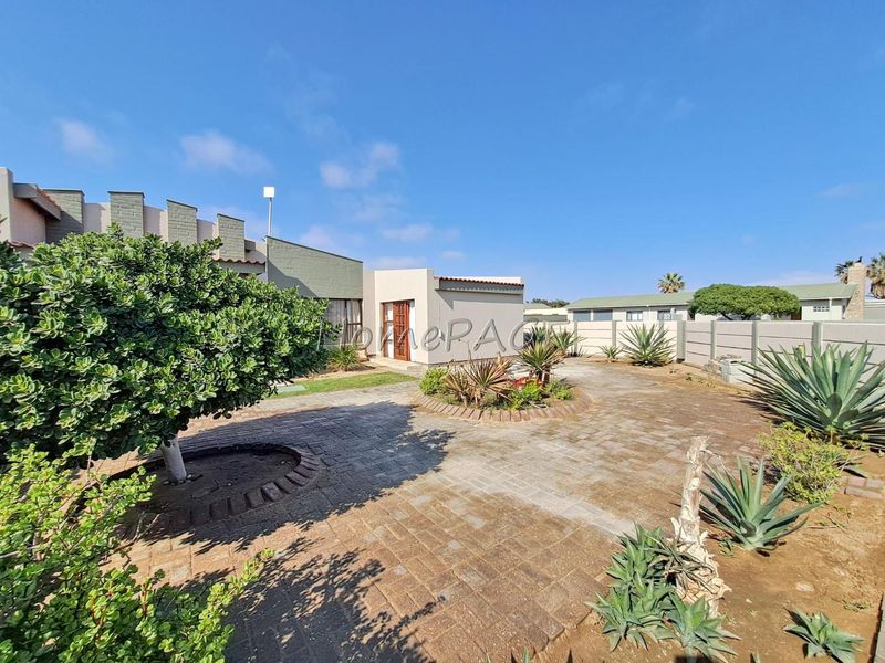 Central, Walvis Bay:  Spacious Corner 3 Bedr Home with 2 Bedr Flat is for Sale - Photo 5