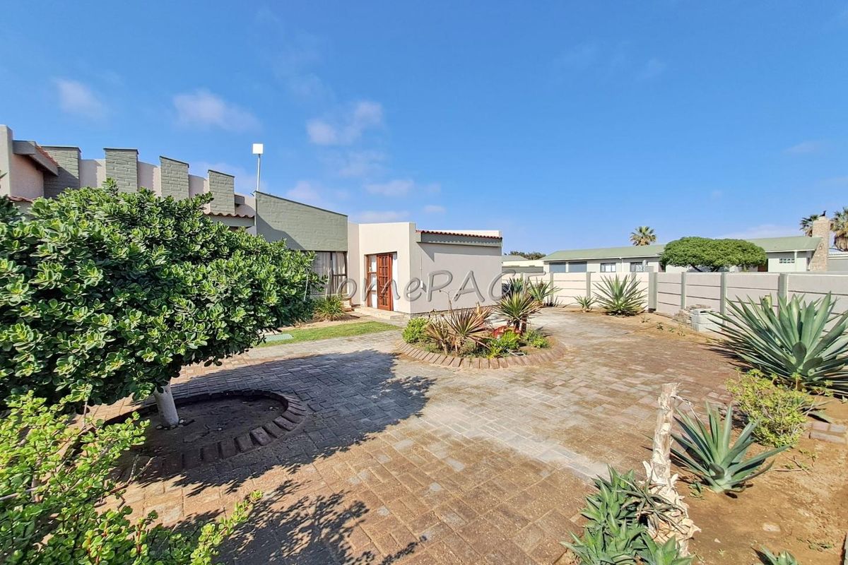 Central, Walvis Bay:  Spacious Corner 3 Bedr Home with 2 Bedr Flat is for Sale - Photo 5