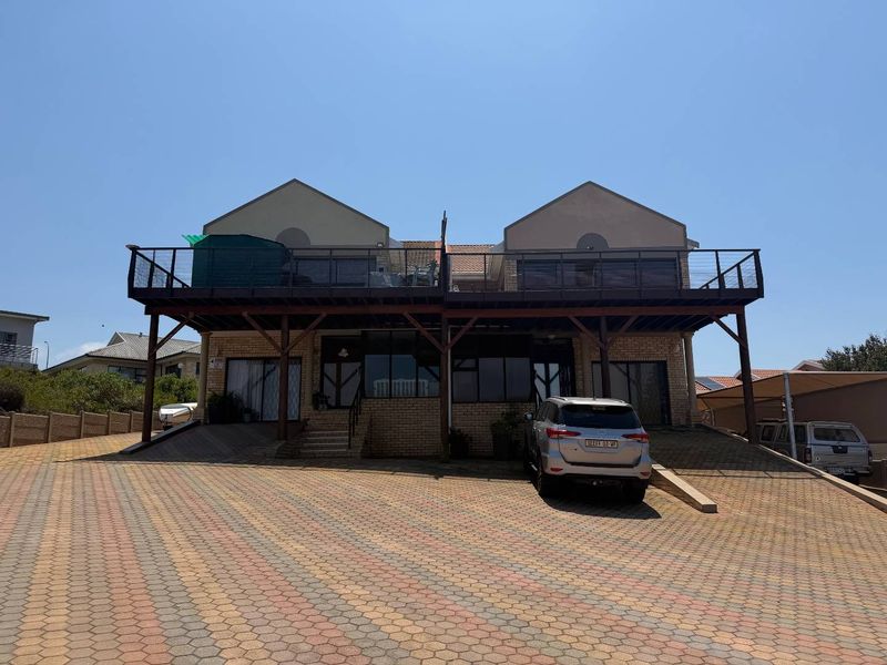 Charming Double-Storey Duet with Spectacular Sea Views - Photo 2