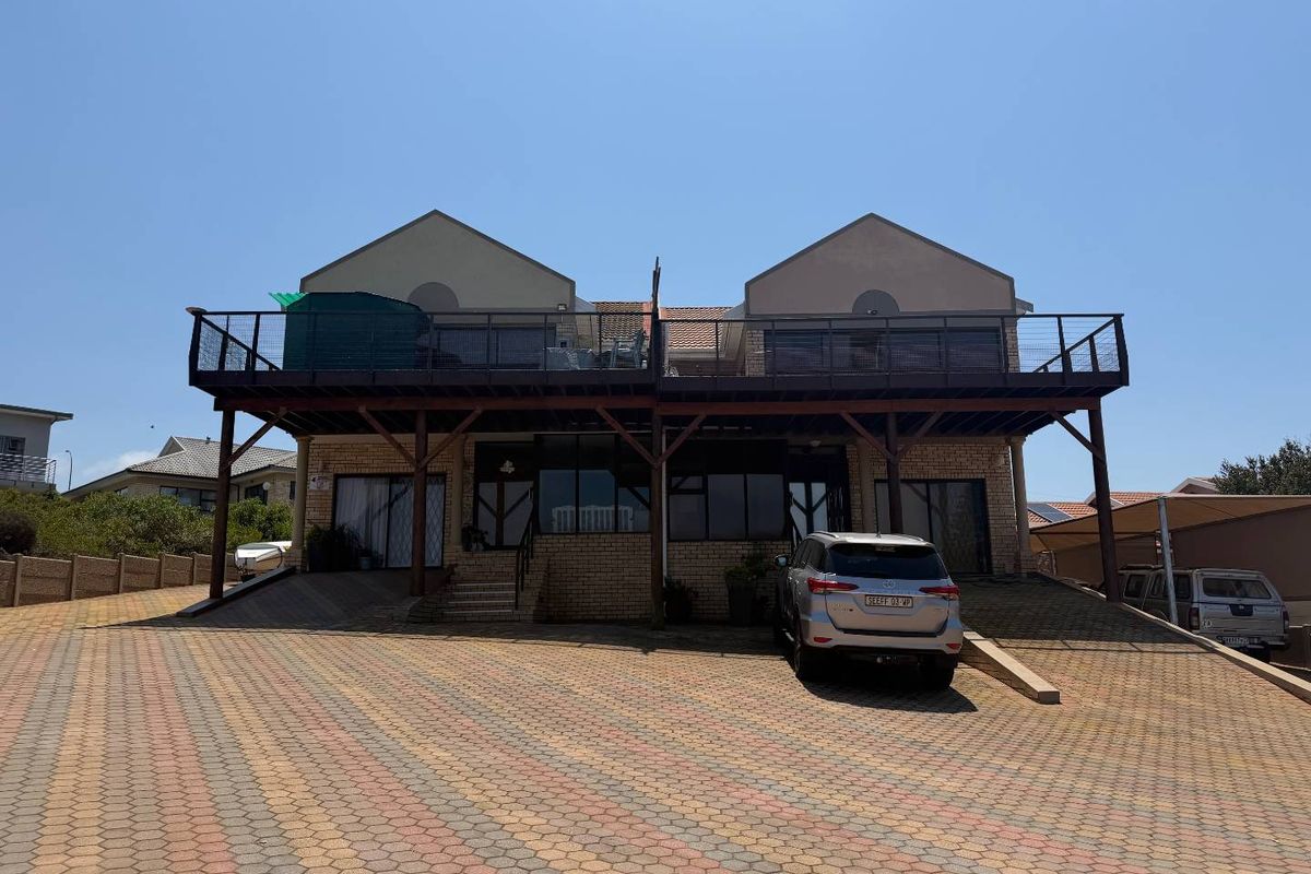 Charming Double-Storey Duet with Spectacular Sea Views - Photo 2