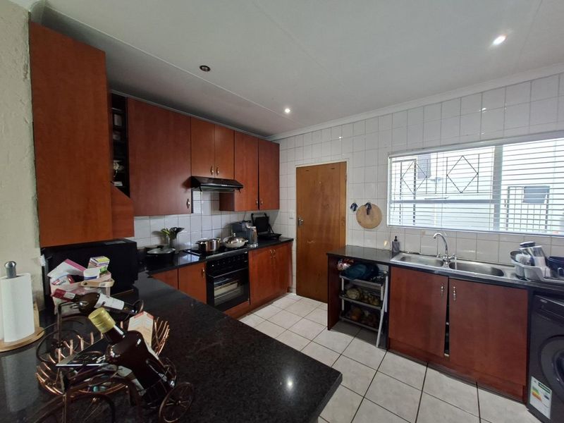 3 Bedroom/2 Bathroom Townhouse with wrap around garden - Photo 9