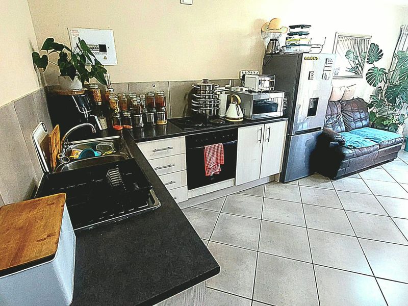 Secure 2-Bedroom Ground Floor Unit with Patio ! - Photo 6