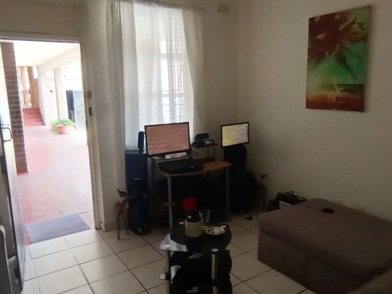 Well maintained Bachelors Apartment For S in stunning sought after complex! - Photo 10