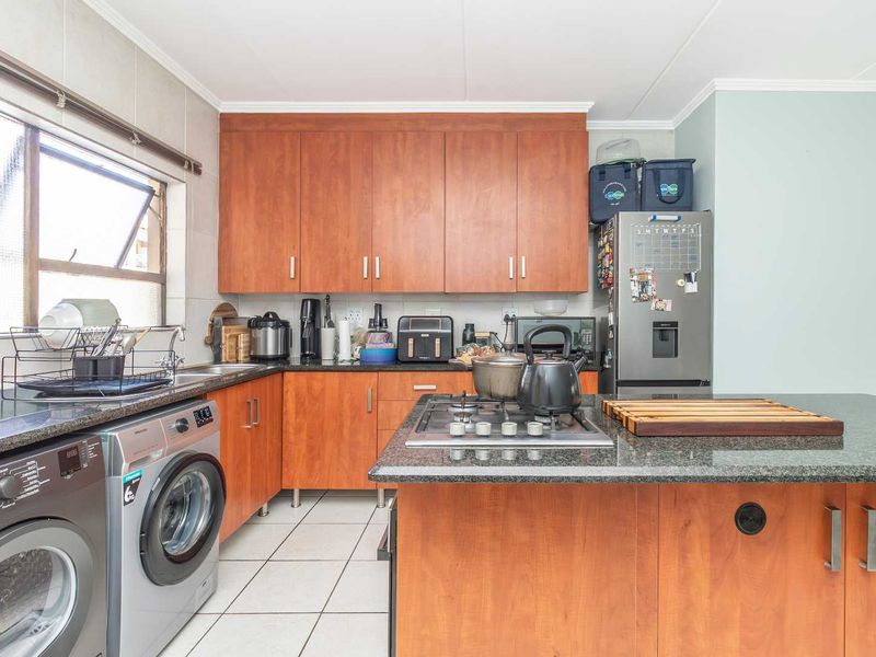 Neat and Airy 1st Floor 2 Bedroom Apartment - Photo 8