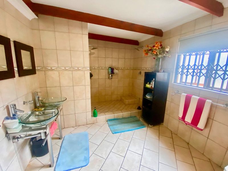 Spacious three-bedroom house on a small holding in Joostenbergvlakte - Photo 10